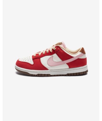 NIKE WOMEN'S DUNK LOW PRM - SPORTRED/ SHEEN/ STRAW/ SAIL la chaussure