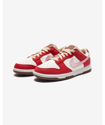 NIKE WOMEN'S DUNK LOW PRM - SPORTRED/ SHEEN/ STRAW/ SAIL la chaussure