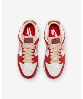 NIKE WOMEN'S DUNK LOW PRM - SPORTRED/ SHEEN/ STRAW/ SAIL la chaussure